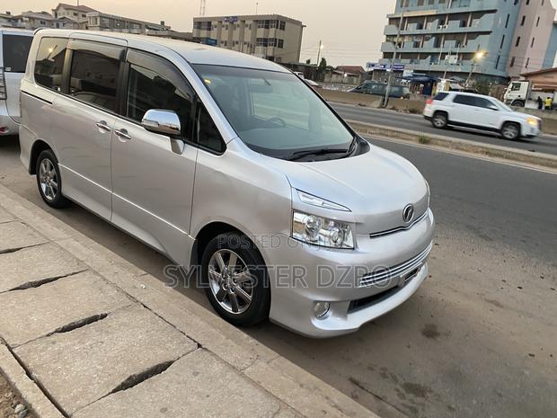 Toyota Voxy X 2WD 8-Seater 2013 Black · Photo 3