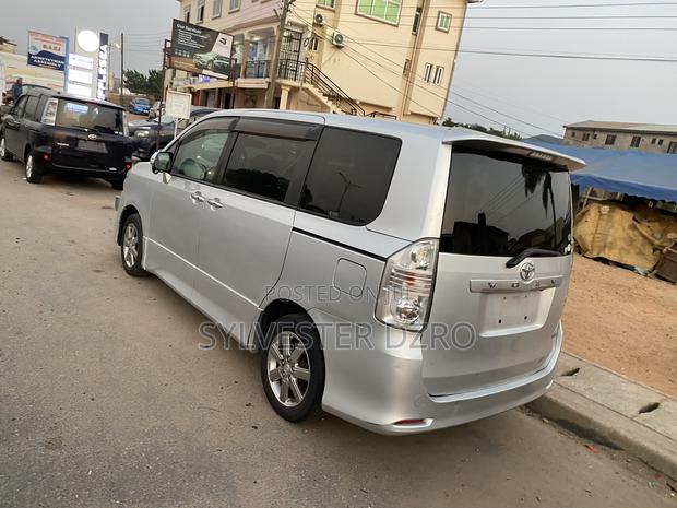 Toyota Voxy X 2WD 8-Seater 2013 Black · Photo 5