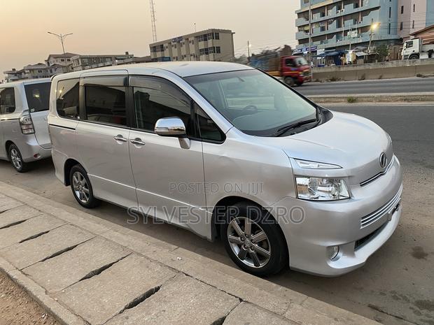 Toyota Voxy X 2WD 8-Seater 2013 Black · Photo 1