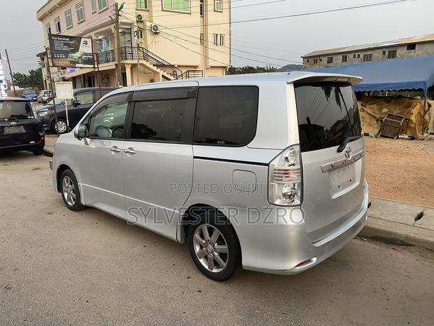 Toyota Voxy X 2WD 8-Seater 2013 Black · Photo 4
