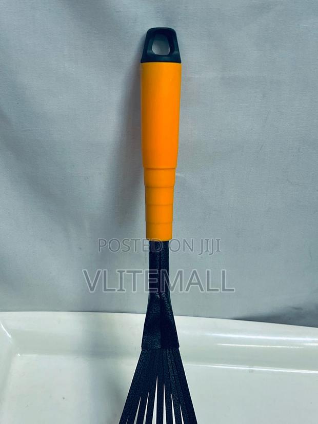 Handheld Modern Garden Rake · Photo 1