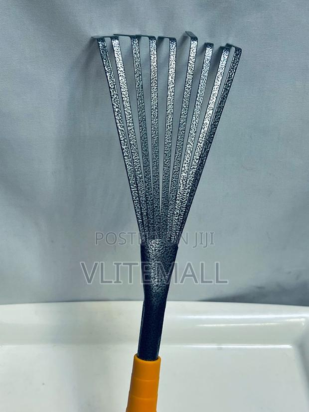 Handheld Modern Garden Rake · Photo 2