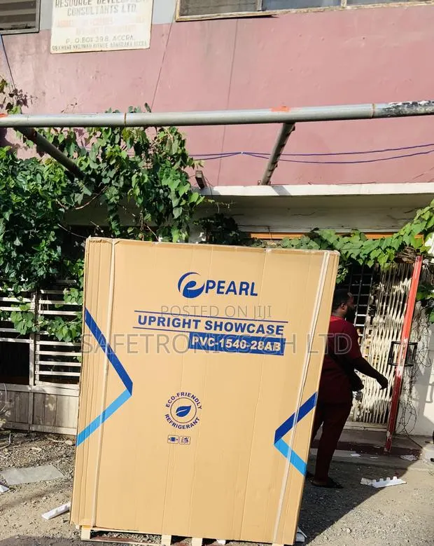 Secure Display Pearl PVC-150 Glass 3 Doors Fridge · Photo 1