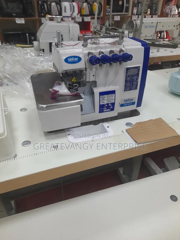 Brandnew 4 Thread Industrial Knitting Machine · Photo 2