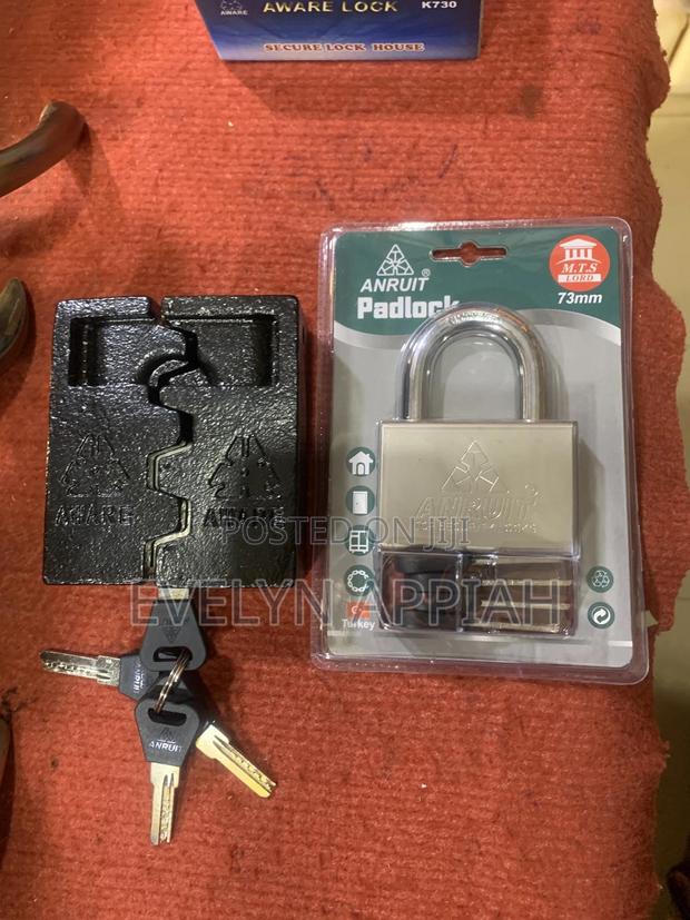 Welded Cast Iron Padlock Small Size · Photo 2