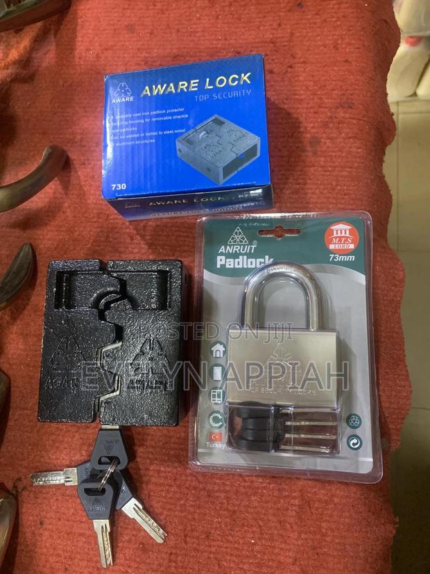 Welded Cast Iron Padlock Small Size · Photo 3