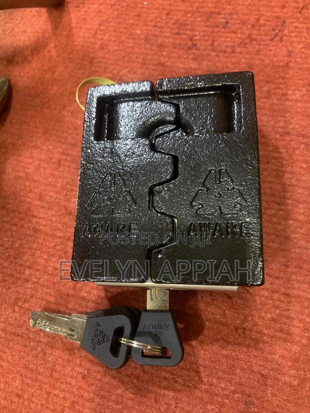 Welded Cast Iron Padlock Small Size · Photo 1