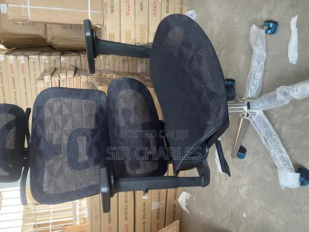 Ergonomic Swivel Office Chair · Photo 1