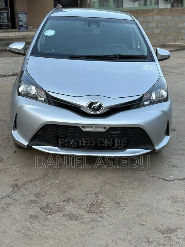 Toyota Vitz 1.0 FWD 3dr 2015 Silver · Photo 1