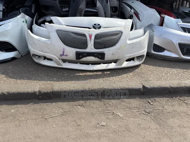 Pontaic Vibe 2005 Front Bumper · Photo 1