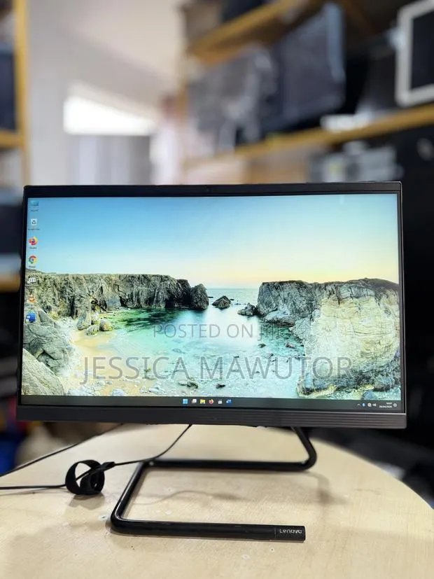 Desktop Computer Lenovo 8GB Intel Core i3 SSD 256GB · Photo 1