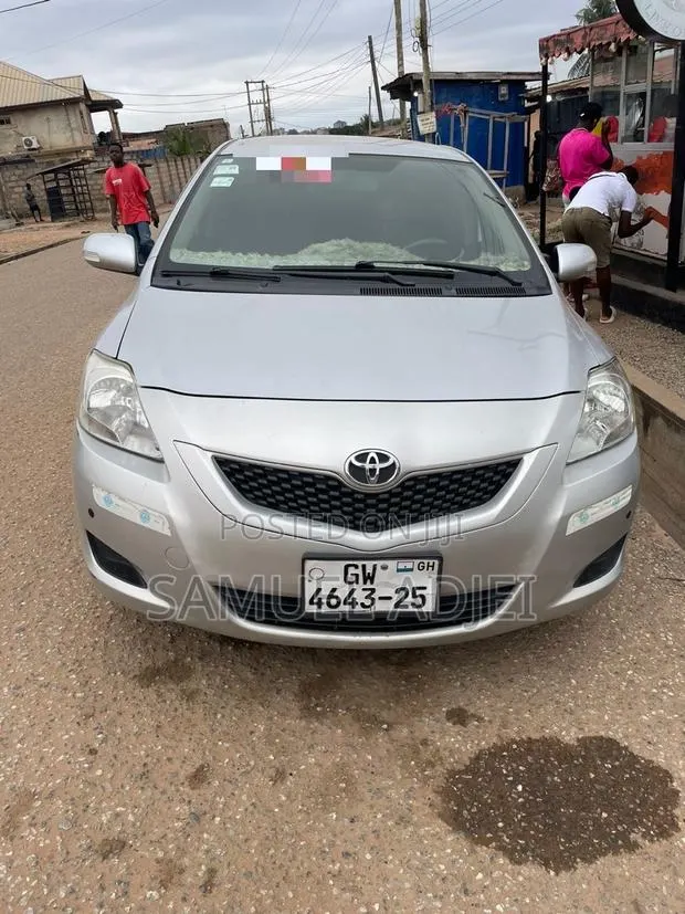 Toyota Belta 2012 Silver · Photo 1
