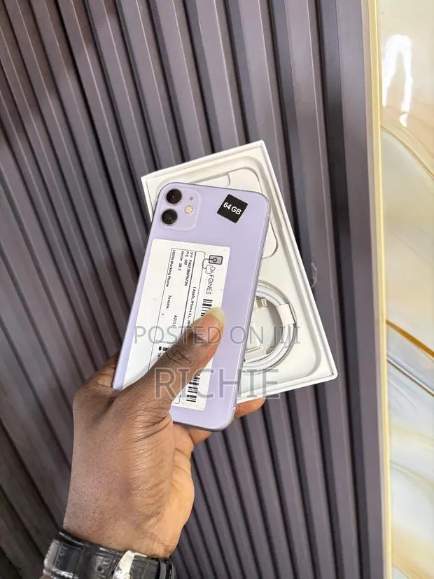 New Apple iPhone 11 64 GB · Photo 2