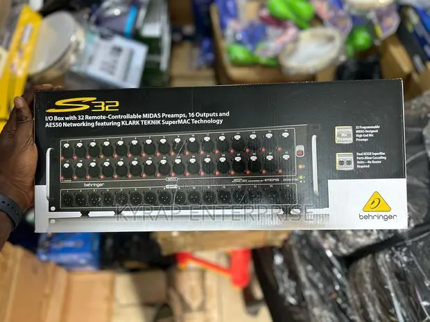Behringer S32 Stage Box · Photo 1