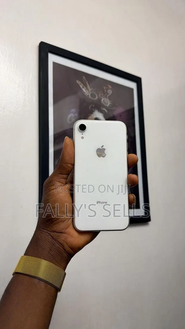 Apple iPhone XR 64 GB White · Photo 1