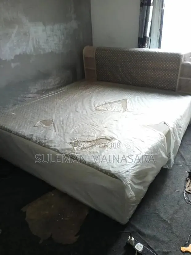 King-Size Bed Wooden · Photo 1