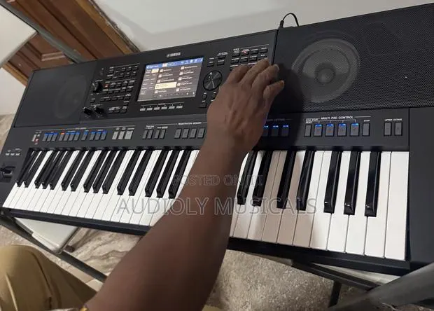 Yamaha PSR SX 920 61-Keys Arranger Workstation Keyboard