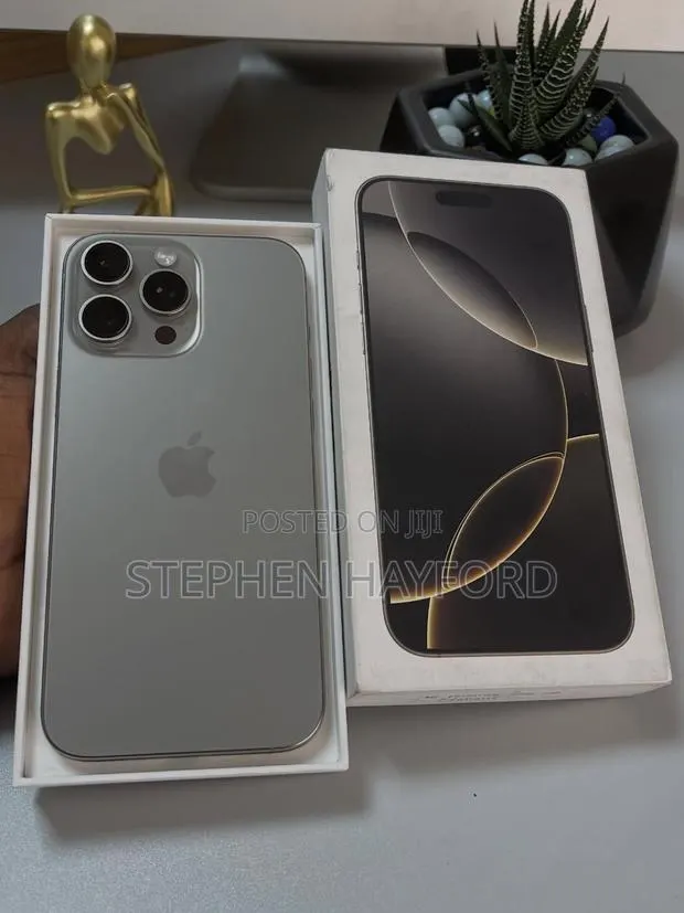 Apple iPhone 16 Pro Max 256 GB Silver · Photo 1