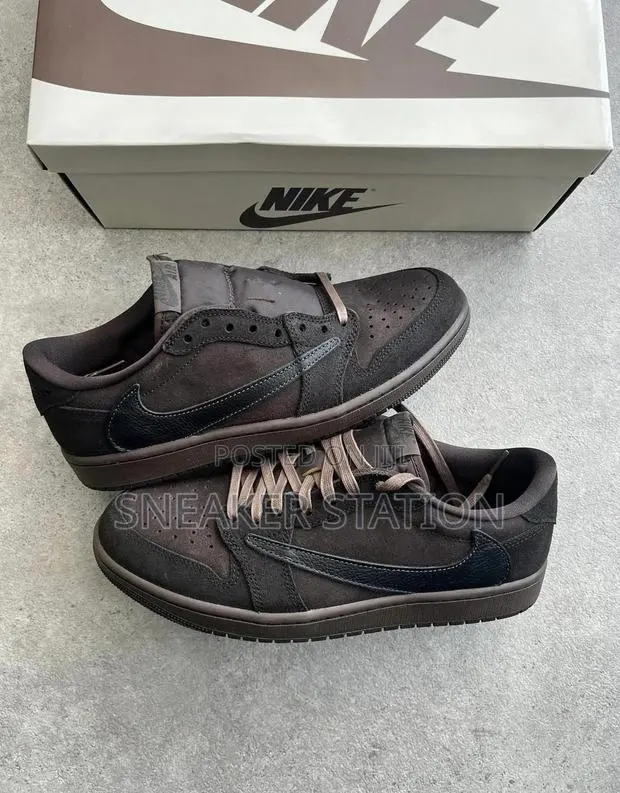 Air Jordan Retro 1 X Travis Scott Velvet Brown · Photo 1