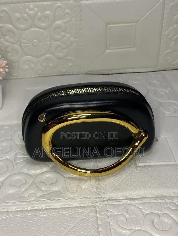Classy Clutch · Photo 1