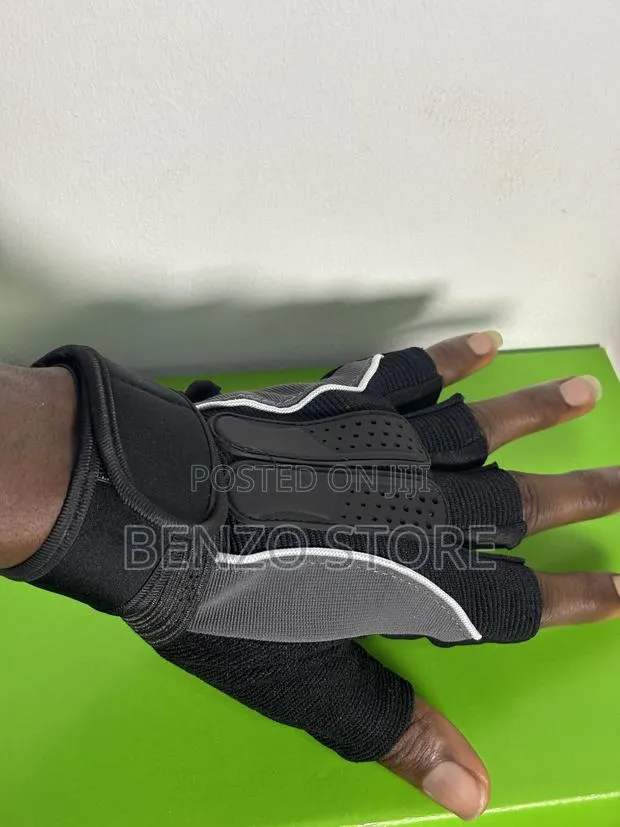 Quality Riding Gloves With Comfortable Fit and Grip · Photo 1