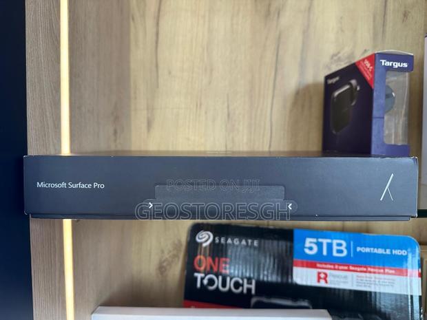 New Microsoft Surface Pro 11th Edition, a Copilot+ PC 16GB SSD 512GB · Photo 1
