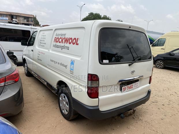 Toyota HiAce 2010 White · Photo 6