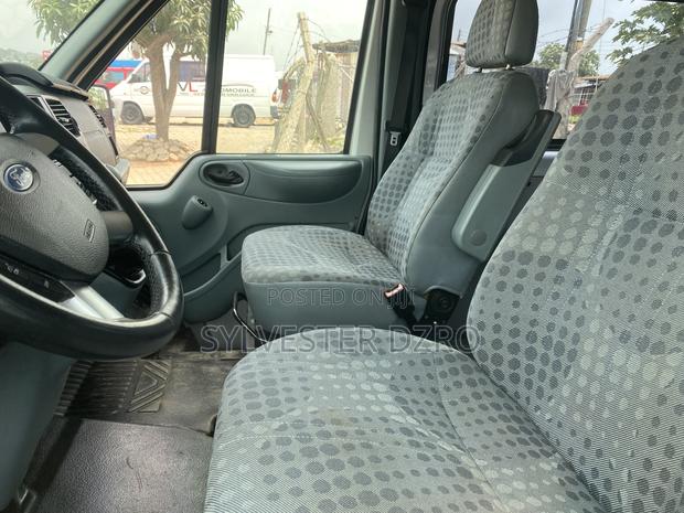 Toyota HiAce 2010 White · Photo 4