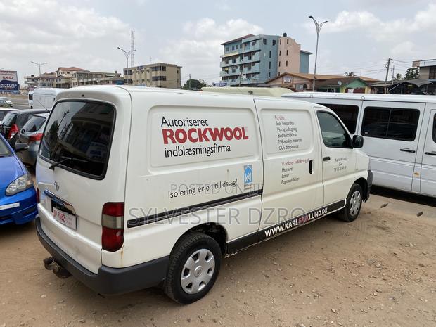 Toyota HiAce 2010 White · Photo 7