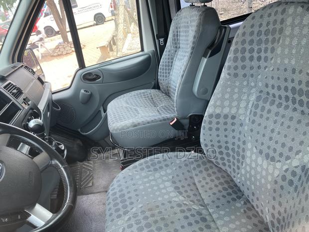 Toyota HiAce 2010 White · Photo 5