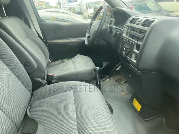 Toyota HiAce 2010 White · Photo 3