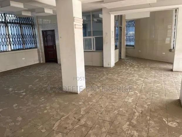 Banking Hall / Office of 400sqm at Achimota · Photo 1