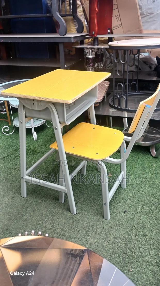 Students Table and Chair · Photo 2