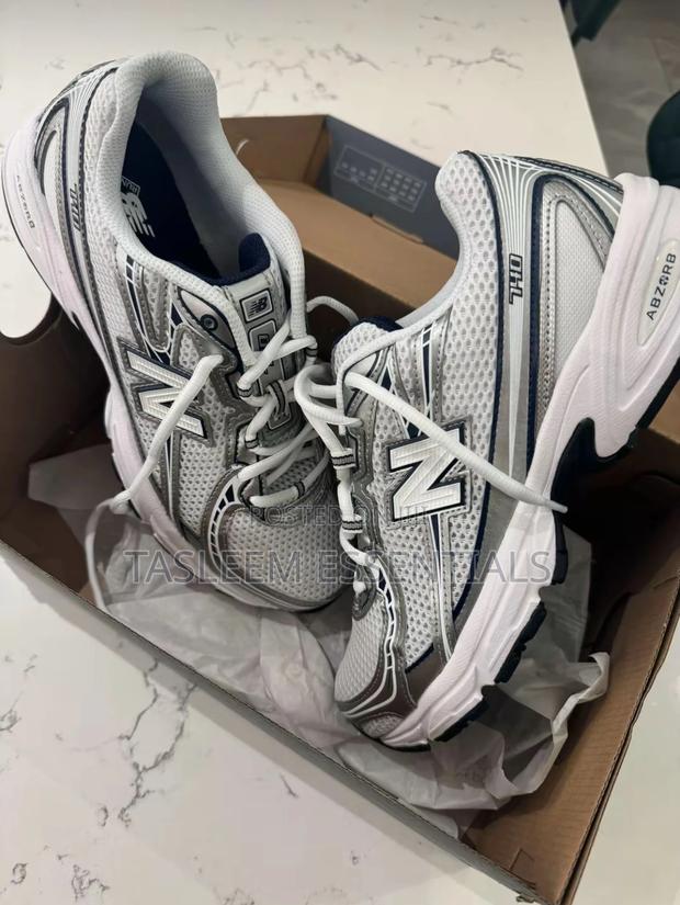 New Balance 740 · Photo 1