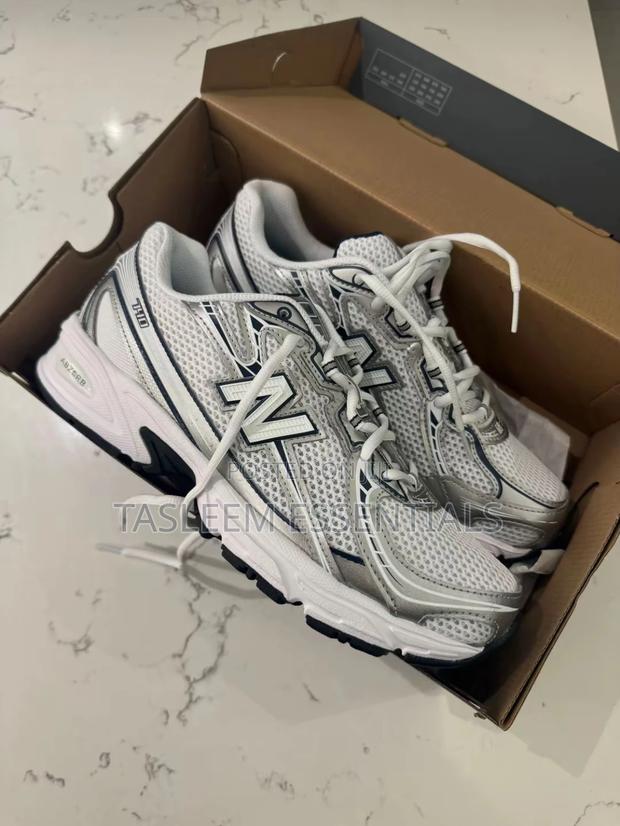New Balance 740 · Photo 2
