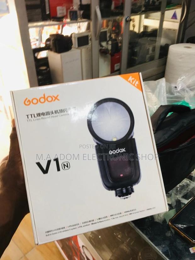Godox V1:Unleash the Power of Round Head Flash on Your Nikon · Photo 1
