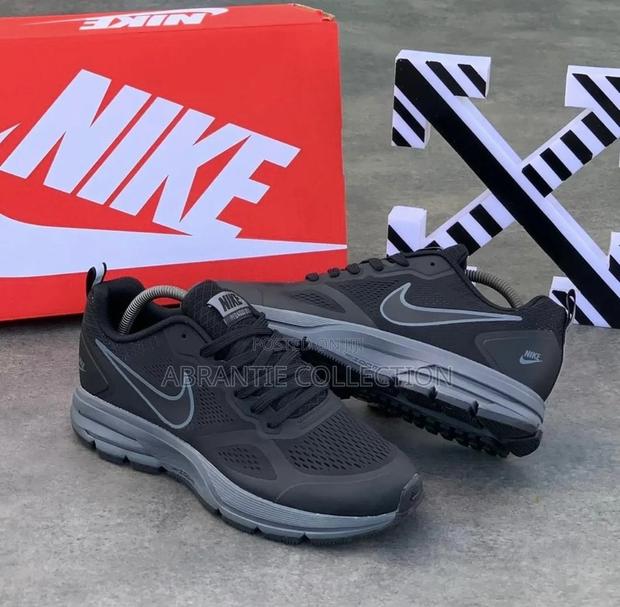 Nike Air Max Unisex Sneaker Black/White · Photo 1