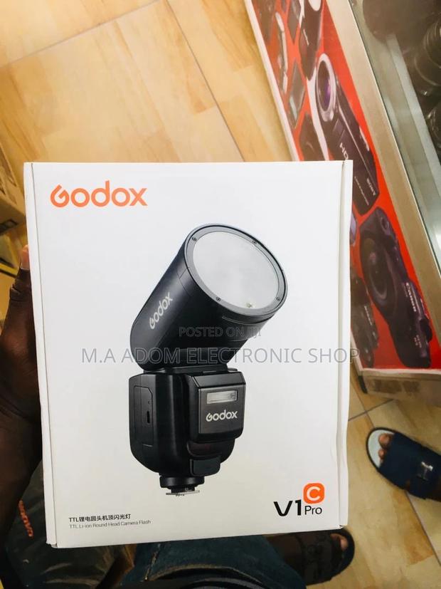Godox V1 Pro: Master Light, Capture Brilliance · Photo 1