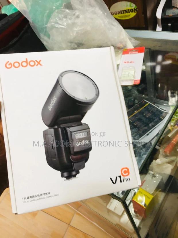 Godox V1 Pro: Perfect Light, Every Shot. · Photo 1