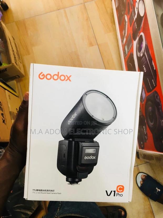 Godox V1 Pro: The Power of Light in Your Hands. · Photo 1