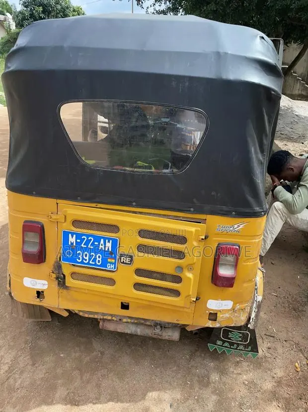 Bajaj RE 2022 Yellow · Photo 1
