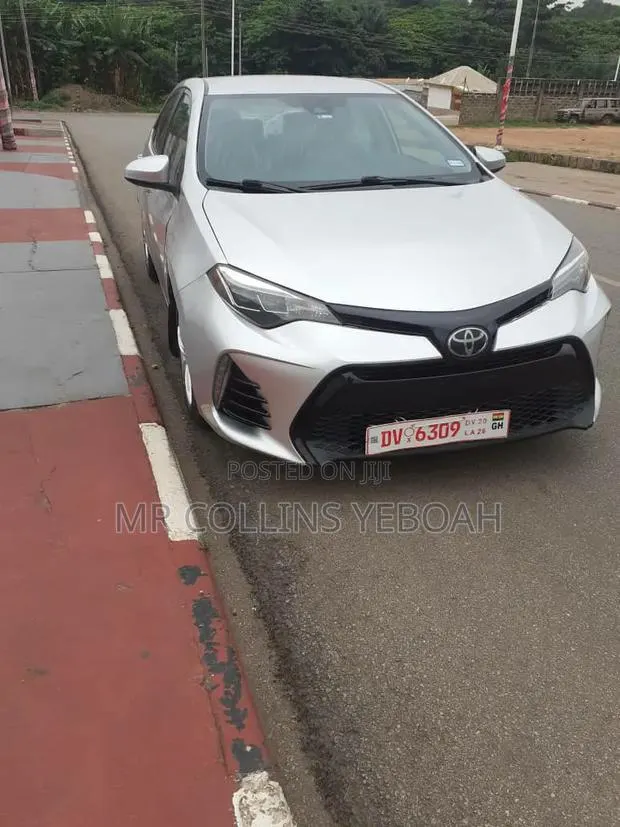Toyota Corolla 2017 Silver · Photo 1