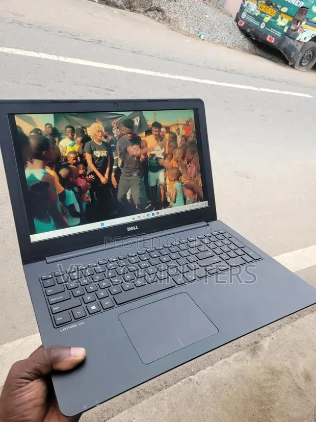 Laptop Dell Latitude 3550 8GB Intel Core i5 HDD+SSD 500GB · Photo 1