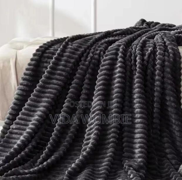 Modernized Premium Cotton Throw Blanket · Photo 1