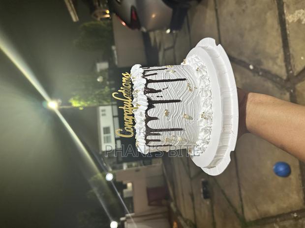 Vanilla 6 Inch Cake · Photo 1