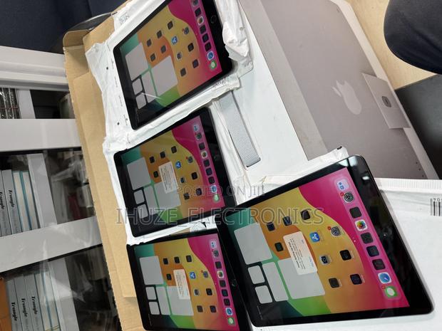 New Apple iPad 10.2 (2021) 64 GB Gray · Photo 3