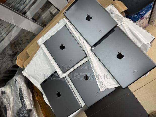 New Apple iPad 10.2 (2021) 64 GB Gray · Photo 1