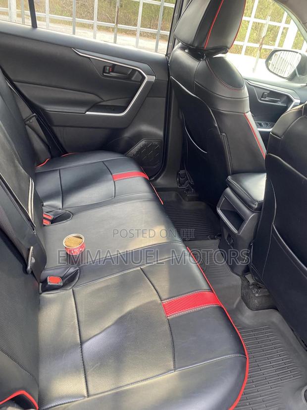 Toyota RAV4 LE 2021 Gray · Photo 7