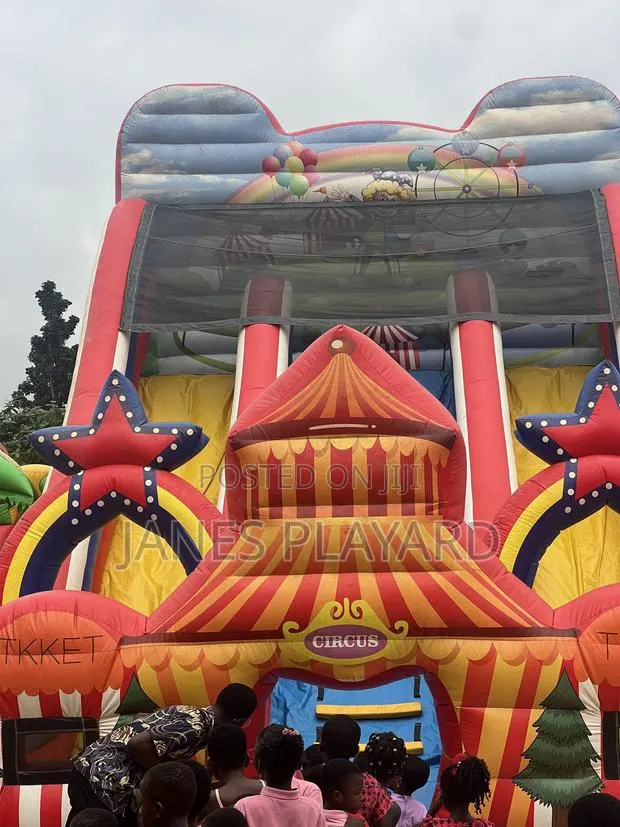 Circus Christmas Bouncy Castle · Photo 4