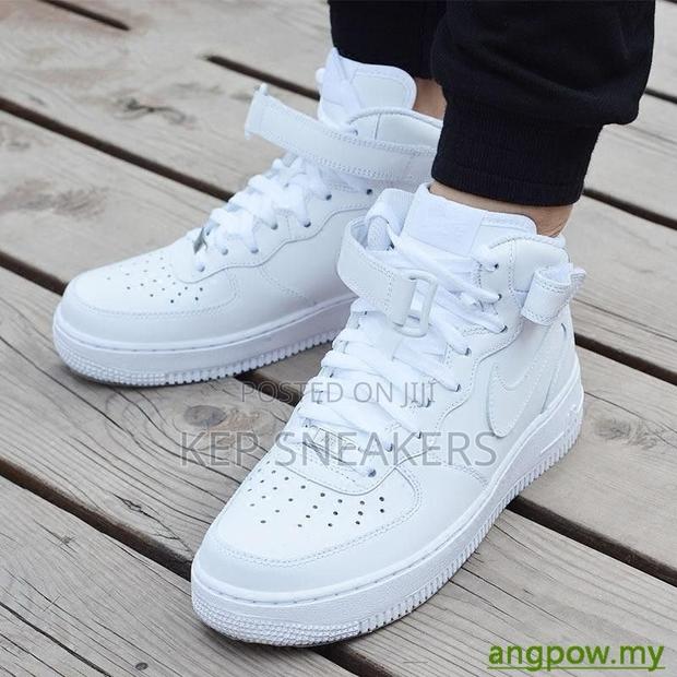 Nike Air Force 1 High "Triple White” · Photo 1
